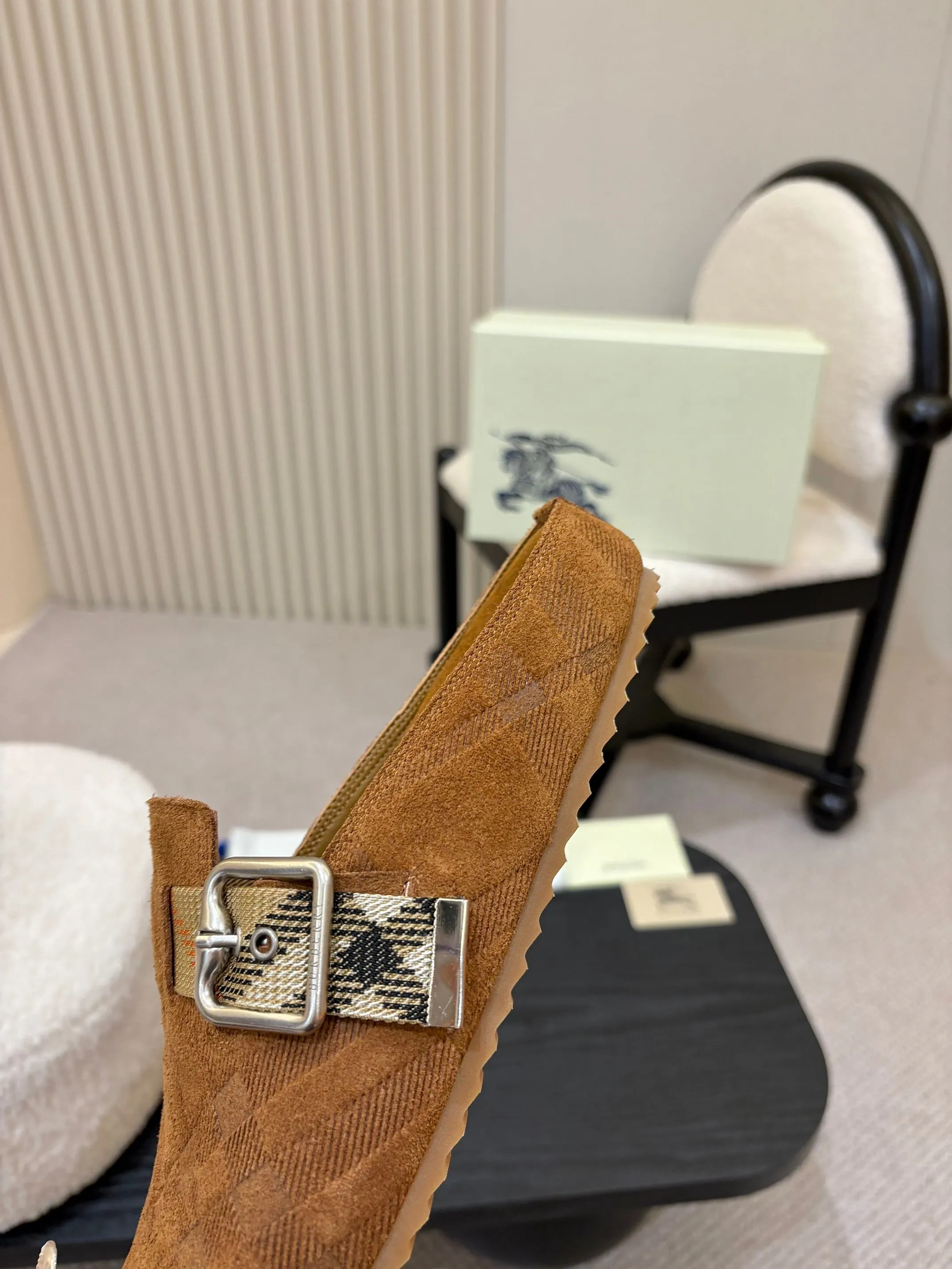 Men's Men's Shoes💰580 Burberry2025's hot-selling Birkenstock slippers are released, made of soft suede fabric and refined in Italian workshops. Featuring an embossed plaid pattern and an embossed sole embellished with the archive brand's logo. Features an adjustable B-shaped buckle strap and is embellished with the signature sand-colored Burberry check in jacquard worsted.   ✅Fabric: suede ✅Lining: silk cowhide ✅Outsole: TPU ✅Color: black, brown, pink, apricot 4 colors available ✅Code number: 35-45 for men and women (35, 45 customized)